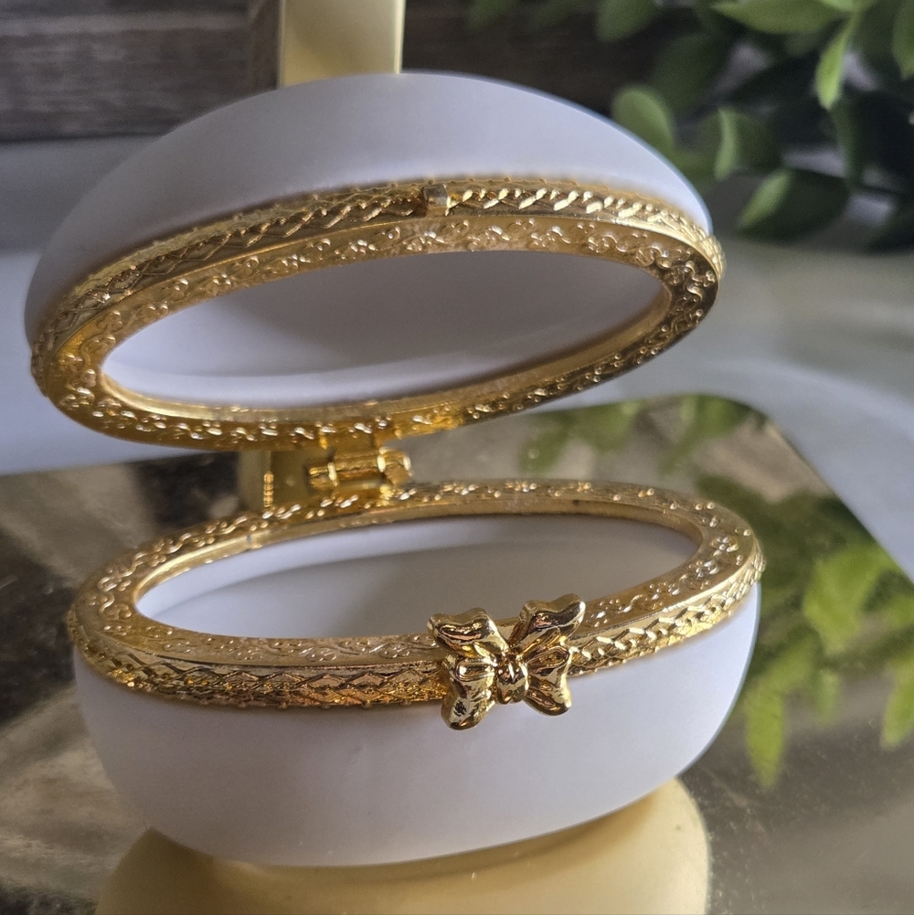Tiny But Fancy 🦋 Vintage Gold Butterfly Box Ring Holder Pill Box, Trinket Case